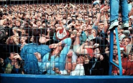 Kini stadion di Inggris dilarang menggunakan pagar tribun, pasca tragedi Hillsborough. Sumber: punchng.com