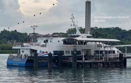 Dokumentasi pribadi. Salah satu kapal ferry dari Indonesia yang sedang bersandar di dermaga Vivo City, dengan fsilitas yang ok untuk disabilitas dan prioritas atau lansia.