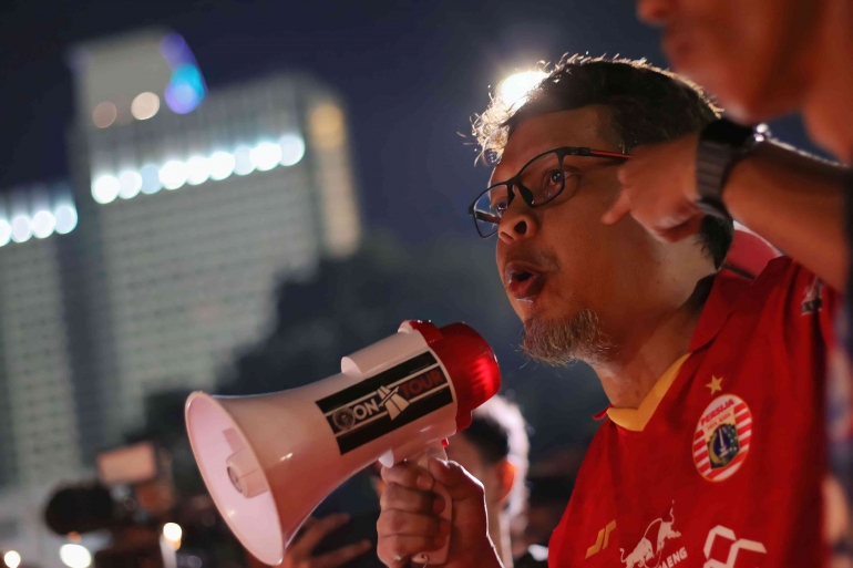 Aksi 1000 lilin digelar di depan gerbang utama pintu Stadion Gelora Bung Karno (GBK), Senayan, Jakarta, Minggu (2/10/2022). (Jonas/Mahasiswa)