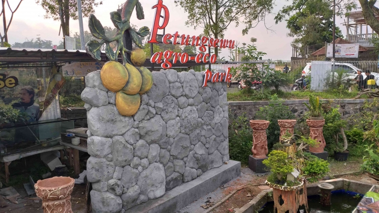 Foto hasil rancangan Sign System arsitektural Petungsewu Agro-Eco Park dan telah terpajang di kawasan desa wisata petungsewu/dokpri