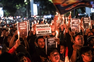 Ratusan Suporter Sepak Bola seluruh Indonesia Menggelar Aksi 1000 Lilin di Jakarta