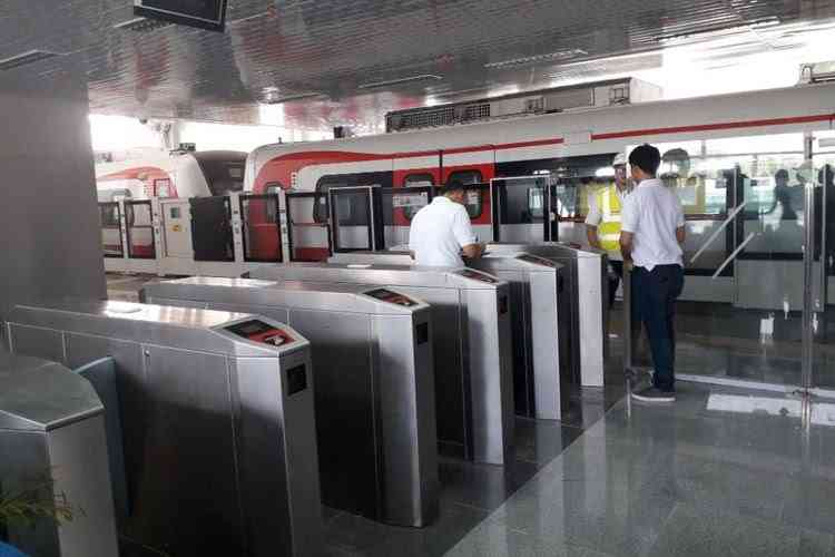 Mesin tap tiket di stasiun Velodrome LRT Jakarta | foto: Kompas.com/ Ardito