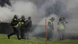 Tampak para pasukan pengaman menembakan gas air mata untuk menghalau para suporter (sumber: bbc.com)