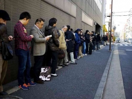 Warga Jepang sedang antre menunggu datangnya bus. Sumber: www.businessinsider.com