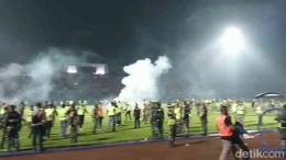 FIFA telah melarang penggunaan gas air mata namun masih dipakai di Kanjuruhan, Malang. Salah siapa? (Dokumentasi foto: M.Bagus Ibrahim/detik.Jatim)