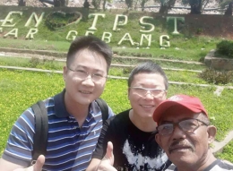 Penulis bersama mitra importir scrap sampah dari Cina di TPA Bantargebang, Bekasi Jawa Barat (4/2019). Sumber: DokPri