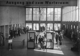 Pintu pemeriksaan tiket stasiun kereta api Potsdam 1963 | foto: commons.wikimedia.org/ Brueggmann Eva