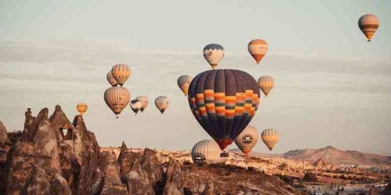  Ilustrasi balon udara panas di Cappadocia, Turki. (UNSPLASH/TIMUR GARIFOV) via kompas.com