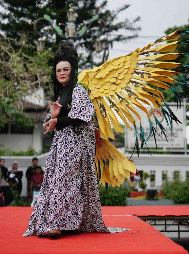 Motif Arjuna Seba, salah satu jarit tokoh Arjuna Wayang Gagrak Kedu , yang khusus dipakai saat Arjuna dalam paseban karya Ester Tinularsih  (dokpri)