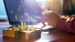 Rokok yang dibakar akan meninggalkan nikotin di ruangan (ilustrasi diambil dari laman tirto.id sumber iStockphoto)