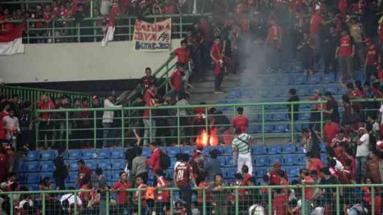 Terbakarnya Tribun Stadion Karena Ulah Supporter Yang Membawa Bahan Mudah Terbakar | Sumber Kumparan