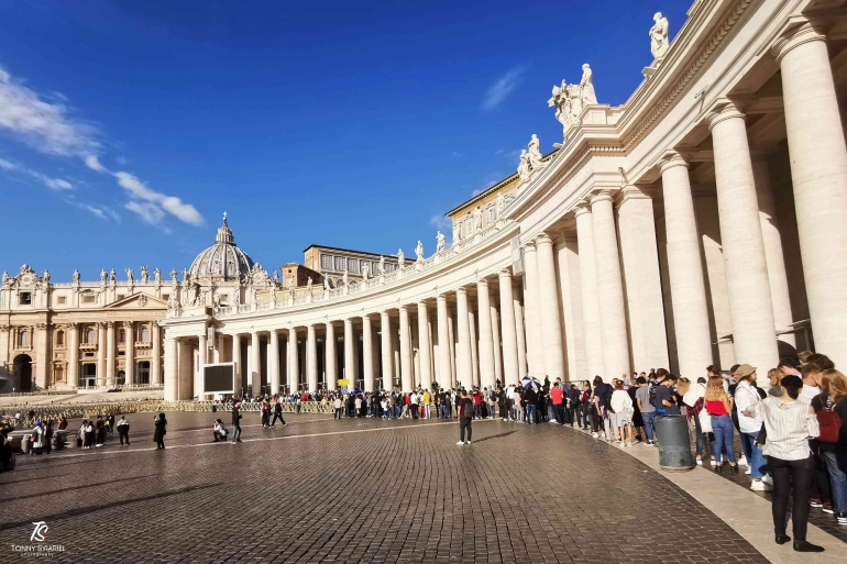 Antrean pengunjung di Basilika Santo Petrus di Vatikan. Sumber: dokumentasi pribadi