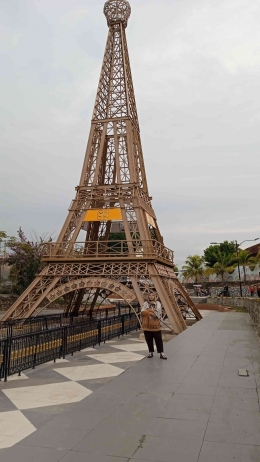 Selfie di Menara Eiffel. Eh... (Dokpri by IYeeS) 