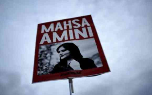 Poster Mahsa Amini yang dibawa pendemo (dok.AP/Markus Schreiber)