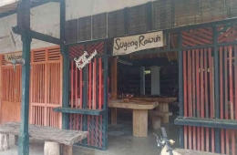 Showroom batik kayu Desa Krebet. | Dokumen pribadi