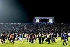 Suasana stadion Kanjuruhan Malang saat terjadi kerusuhan suporter Arema lawan petugas (127 orang meninggal) | Foto: Kompas.com.