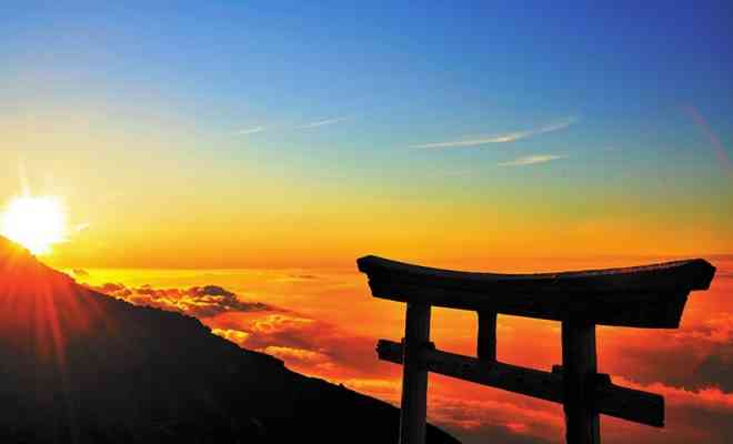 Matahari terbit dari atas Gunung Fuji (Sumber : liburankejepang.com)