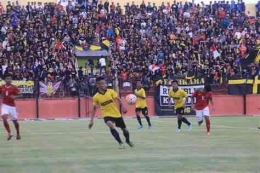 Persikama Magelang disaksikan suporter Kamania saat bertanding di Stadion Gemilang dalam Liga 3 Jateng (foto: borobudurnews.com)