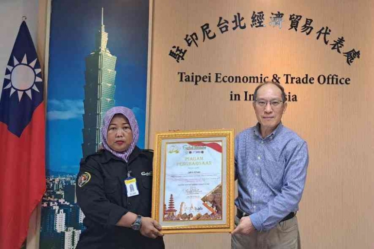 Pemred Sudut Pandang Umi Sjarifah menyerahkan penghargaan kepada TETO yang diwakili Director of Press Information Division TETO Joseph Wang