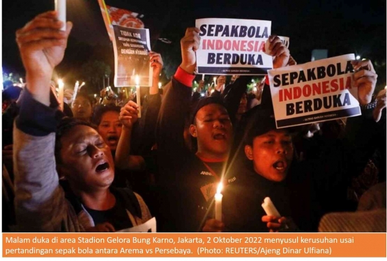 Image: Malam duka cita di Gelora Bung Karno Jakarta 2 Oktober 2022 (Photo: Reuters/Ajeng Dinar Ulfiana)