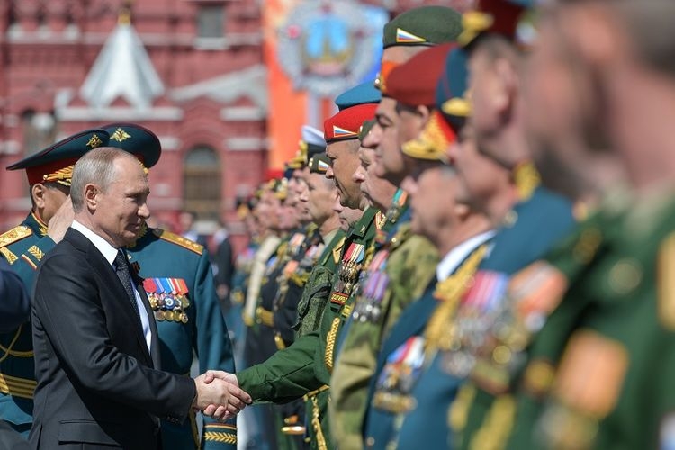 ilustrasi: Presiden Rusia Vladimir Putin menjabat tangan para veteran dan personel militer dalam parade Victory Day di Lapangan Merah, Moskwa, Rabu (9/5/2018). (AFP/ALEXEI DRUZHININ via kompas.com)