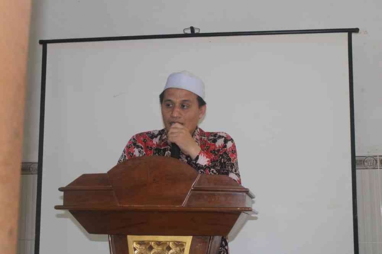 SAMBUTAN: Pengasuh Pon Pes Al Manshur Bulu Dr. K. H. Ahmad Manshur, M.A., memberi sambutan pada pelatihan menulis untuk santu, Minggu (2/10/22)/dokpri