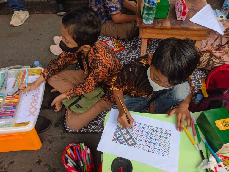 Antusias Siswa Sekolah Penggerak SD Muhammadiyah 1 Ketelan Surakartamemberi warna /dokpri