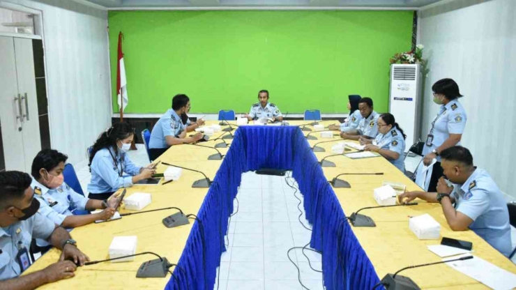 Bidang Ham Kanwil Kemenkumham NTT beserta Perancang Perundang-undangan Muda Biro Hukum Setda Provinsi Nusa Tenggara Timur lakukan rapat Telaah (dokpri)