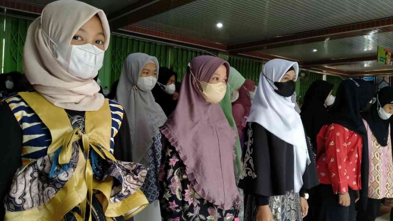 Siswa bangga dengan model batik Nusantara/dokpri