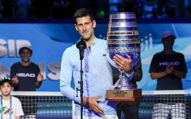 Novak Djokovic memegang trofi juara ATP 250 Tel Aviv Watergen Open 2022. (sumber foto: The Times of Israel / Jack Guez / AFP)