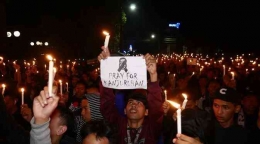 Doa bersama untuk para korban dari suporter bola asal Yogyakarta (sumber: liputan6.com/Hendro)