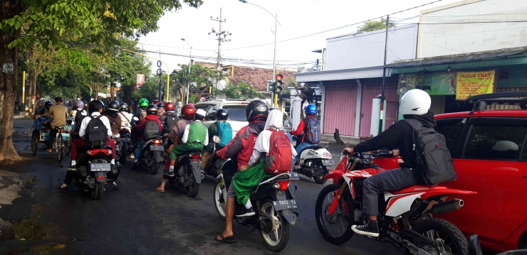 Suasana pagi hari di lampu merah ketika  mengantarkan anak (Sumber Gambar : Hamim Thohari Majdi)