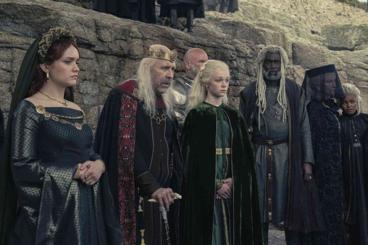 (Dari kiri) Alicent, Viserys, Helaena, Corlys, Rhaenys, dan Baela di episode 7 House of the Dragon. Sumber: HBO