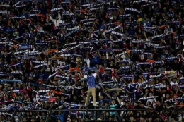 Aremania mendukung Arema dalam sebuah pertandingan di Stadion Kanjuruhan, Malang (Sumber Foto: Kompas.com)
