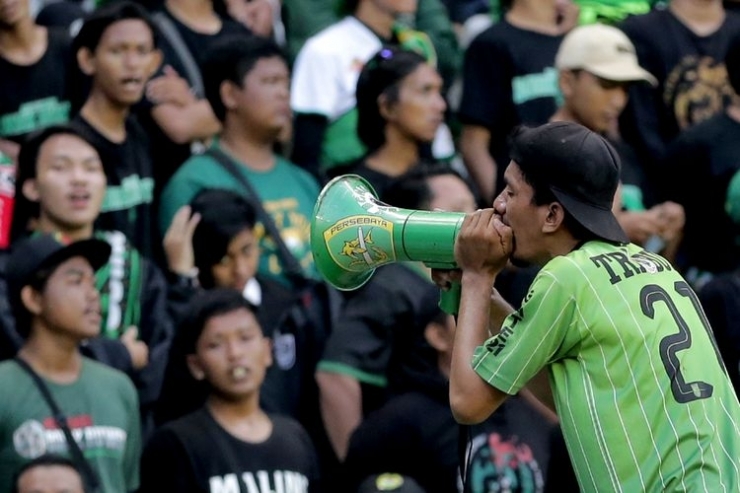 Ilustrasi: Seorang dirijen suporter Persebaya Surabaya memimpin nyanyi bersama saat uji coba berlangsung melawan Persis Solo dalam rangka merayakan ulang tahun Surabaya ke 729 di Stadion Gelora Bung Tomo Surabaya, Minggu (22/5/2022) sore.(KOMPAS.com/Suci Rahayu 