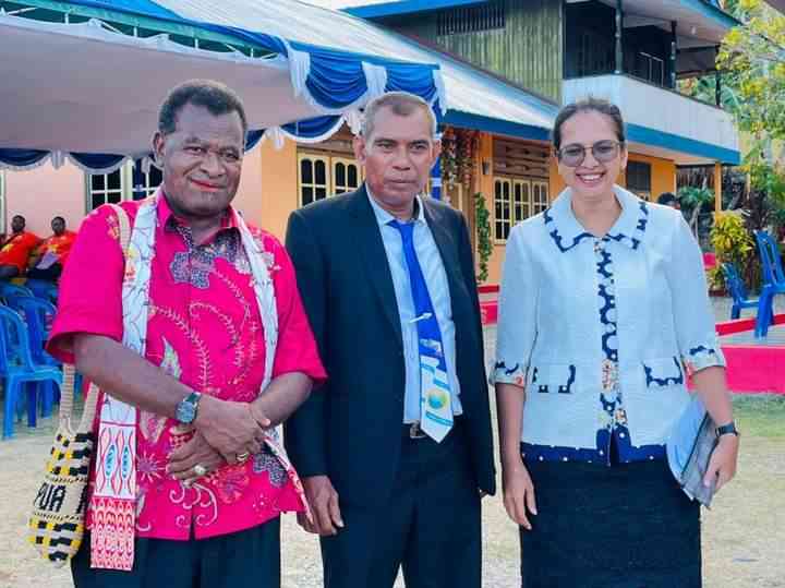 Kepala Dinas Kehutanan dan Lingkungan Hidup Provinsi Papua, Jan Jap Ormuseray,SH MSi., ( Baju Merah ) Bersama Pendeta. Dokpri 