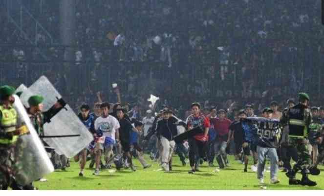 Suasana stadion Kanjuruhan Malang saat kerusuhan suporter Sabtu, 1-10-2022 (foto: tribunnews.com)
