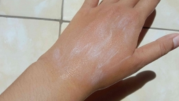 tekstur lotion setelah digosok beberapa kali (Dokumentasi pribadi) 