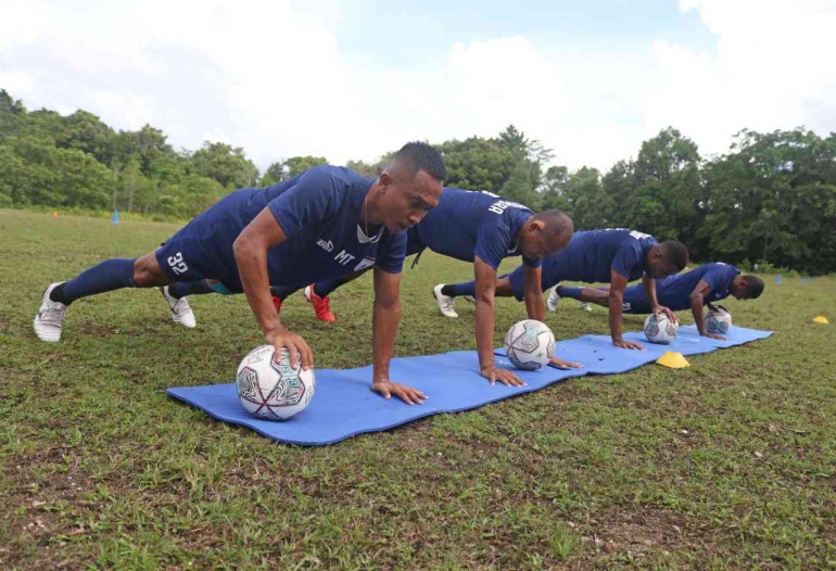 Para pemain Persipura Jayapura saat mengikuti sesi latihan di Lapangan Sepakbola TNI AL, Biak, Papua, Selasa (4/10) | Media Officer Persipura