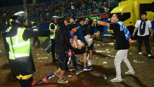 Kerusuhan di stadion Kanjuruhan Malang yang memakan 125 korban jiwa (Foto Reuters/Stringer).  