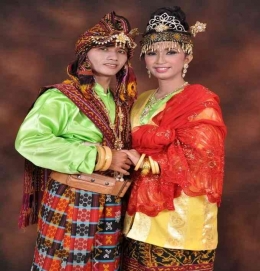 Busana pengantin adat Maumere (Foto: FB Emilia Paytrener)