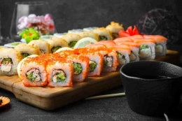 Sushi hidangan Jepang yang menyehatkan (dok.freepik.com/free-photo)