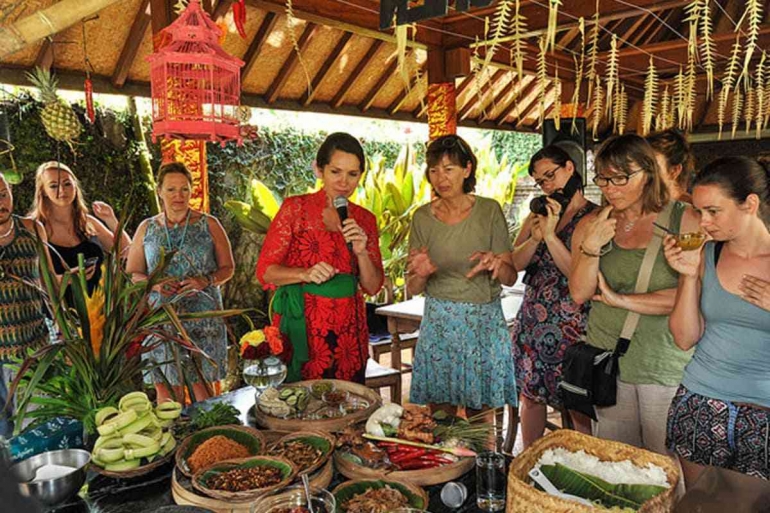 Ubud Food Festival yang dihadiri oleh wisatawan mancanegara (phinemo.com)