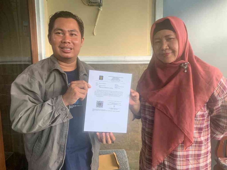 Foto: Dokumen Pribadi. Pembina Yayasan Pusat Pembelajaran Nusantara (YPPN) sekaligus Pendiri, Mas Andre Hariyanto (kiri) melangsungkan serah terima be