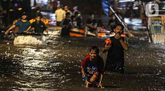 Penutupan Jl. Kemang Timur IX Jakarta Selatan tanggal 4 Oktober 2022 akibat banjir (Foto: Liputan6/Faizal Fanani)