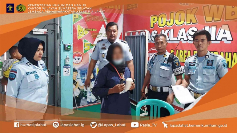 Petugas P2U Lapas Lahat saat gagalkan penyelundupan HP (Dok. lapas)