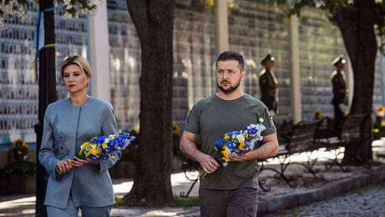 Ukraina Minta ‘Jalur Cepat’ Jadi Anggota NATO. Presiden Volodymyr Zelensky (kanan) dan istrinya Olena. (FOTO: UKRAINE PRESIDENCY / AFP) via CNBC