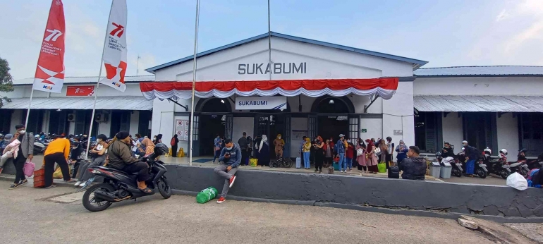 Tampilan terkini Setasiun KA Sukabumi yang sudah dipulihkan tampilan depannya. Foto: Parlin Pakpahan.