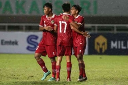 Timnas Indonesia U17 berhasil meraih kemenangan kedua dalam lanjutan Kualifikasi Piala Asia 2023 usai tekuk UEA dengan skor 3-2. | via: kompas.com