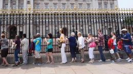 Antrean satu baris di depan Istana Buckingham. Sumber: Alamy/ www.bbc.com